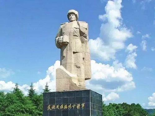 杨靖宇塑像.jpg