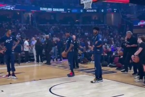 笑死！昨天赛前骑士队员这是在玩什么游戏？好嗨啊