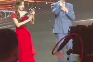 给马凡舒憋坏了😂郭艾伦曾现场献唱《真心英雄》！