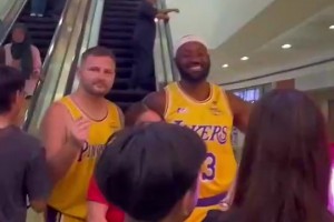 路人们争相合影！商场的冒牌詹姆斯和东契奇！这球衣是认真的吗？